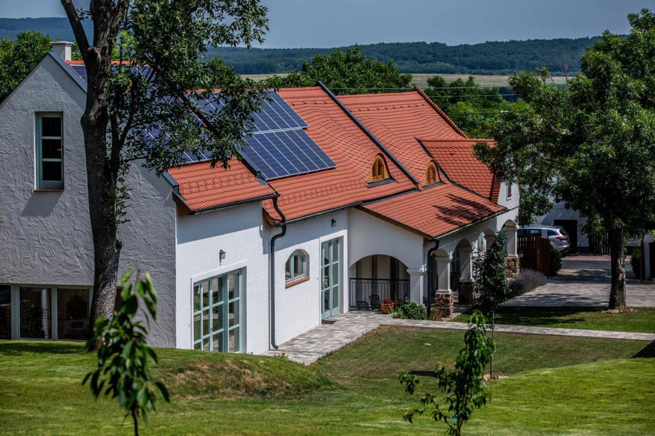 Oszter Udvarhaz Kekkut Extérieur photo