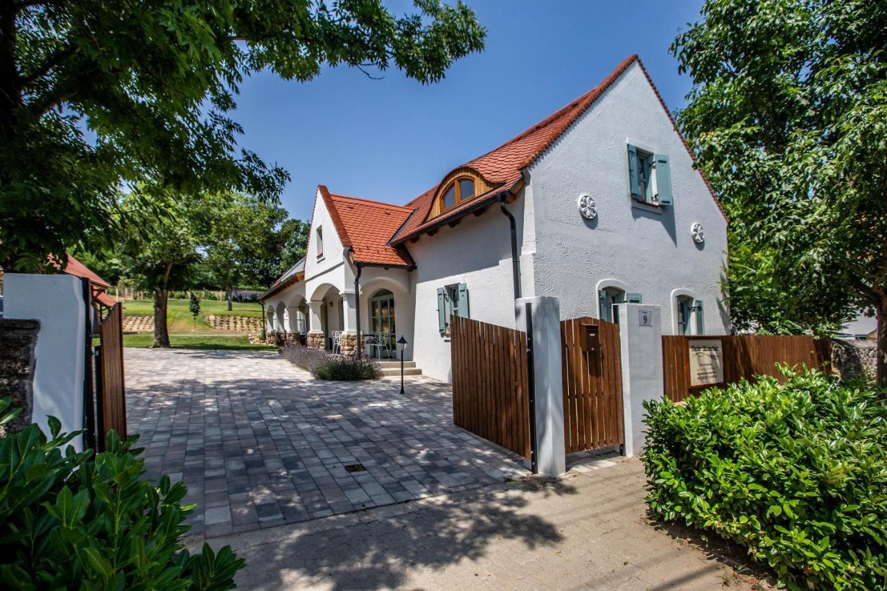 Oszter Udvarhaz Kekkut Extérieur photo